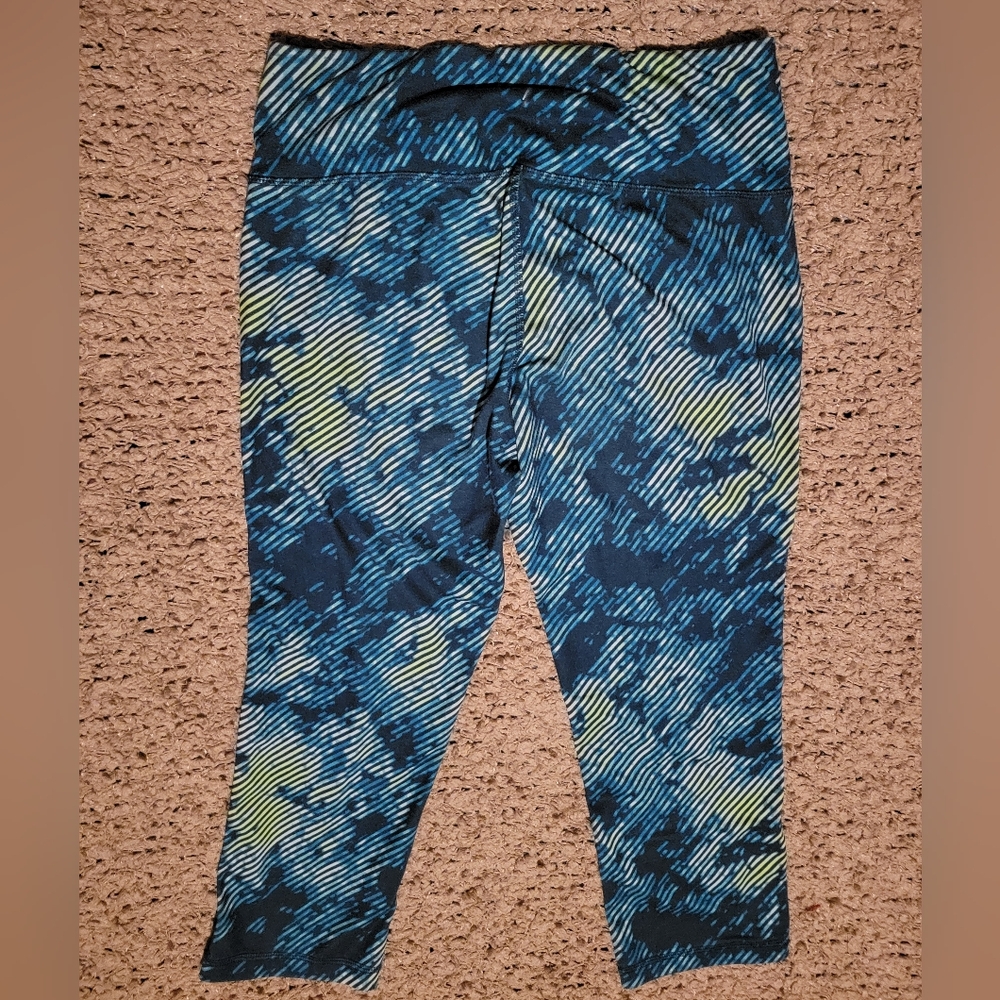 WOMENS OLD NAVY ACTIVE HIGH RISE COMPRESSION CROP CAPRIS GEEEN PRINT SIZE M - Picture 2 of 3